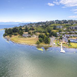 Birds Of A Feather Oceanfront Bed And Breakfast Colwood Exterior photo