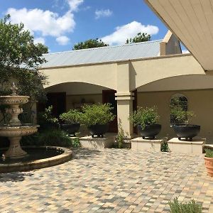 The Courtyard At La Loggia Apartment Нотингам Роуд Exterior photo