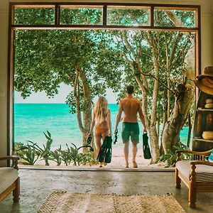 Whispering Palms - Absolute Beachfront Villas Порт Вила Exterior photo
