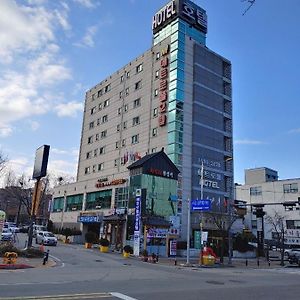 Metro Pol Tourist Hotel Пионтек Exterior photo