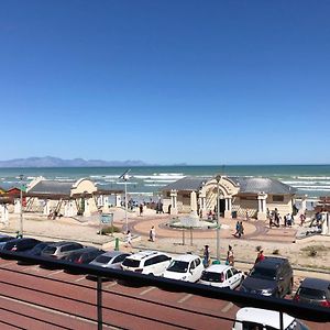 At The Beach - Muizenberg Apartment Кейптаун Exterior photo