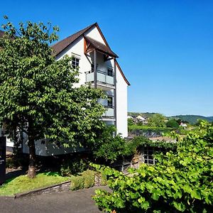 Weingut & Gaestehaus Christoph Cluesserath Bed & Breakfast Тритенхайм Exterior photo