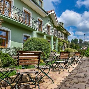 Penzion Tematin Hotel Пиещани Exterior photo